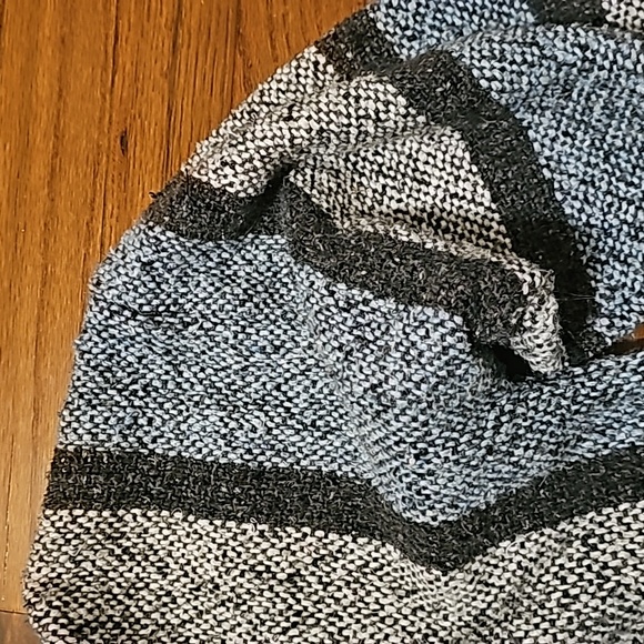 Large or XLarge moccasin type pullover - Picture 2 of 4